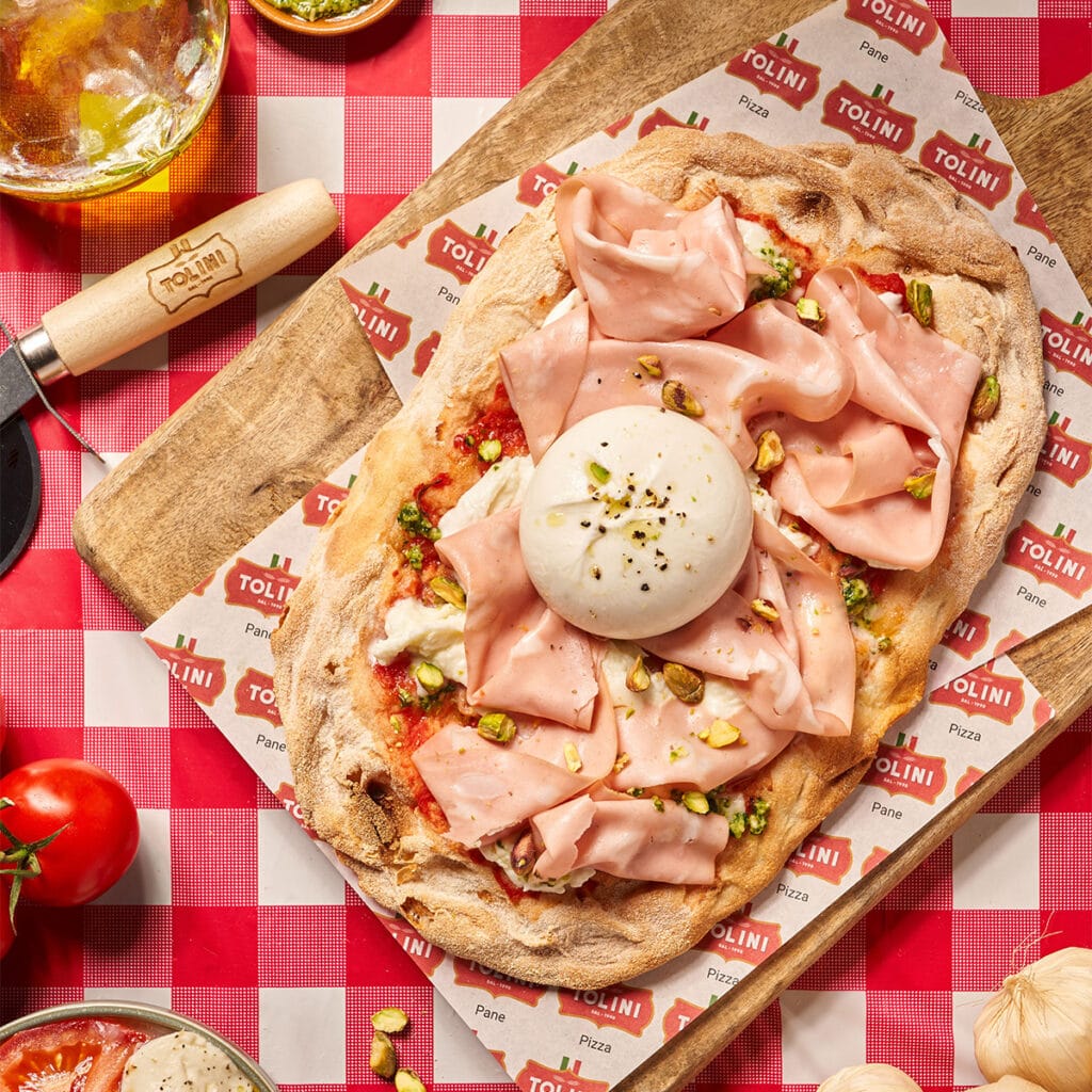 Pinsa met mortadella en burrata en pistache - Tolini - Pinsa bodem - Van Tol Convenience Food